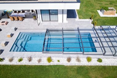 Der Pool Cayo mit einer Schwimmbadhalle von Paradiso