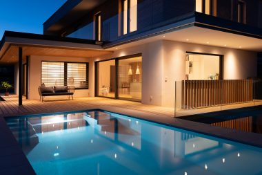 Unterwasserscheinwerfer im Pool für die perfekte Stimmung am Abend