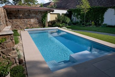Schöne mediterrane Gartenanlage mit dem Pooltyp Playa