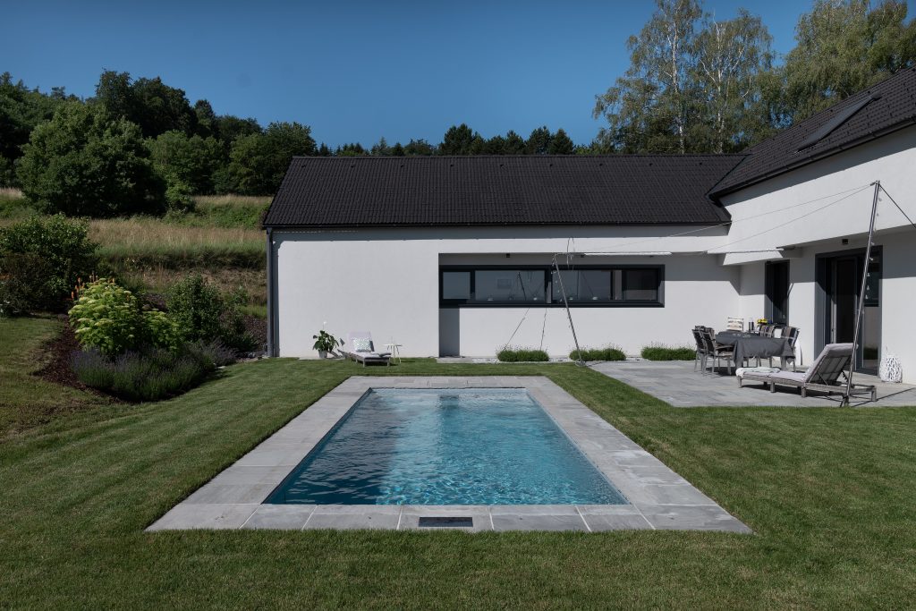 Pool Thelo schmiegt sich perfekt in die Terrassen und Gartenanlage