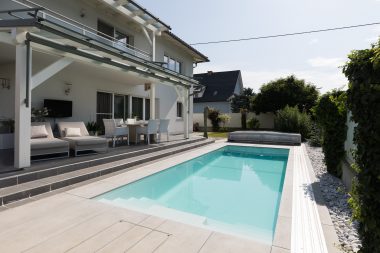 Pool Thelo für schmale Gartenanlagen