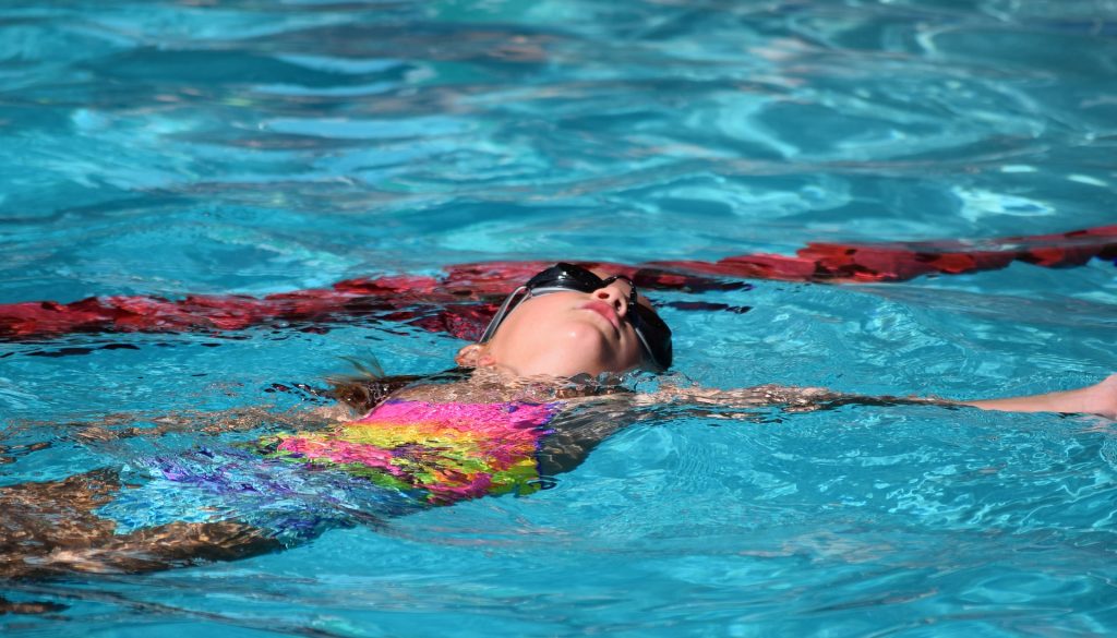 Kinder sollten früh schwimmen lernen