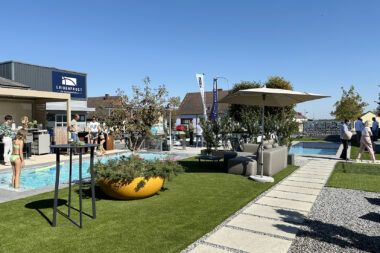 Hausmesse bei Leidenfrost mit Probebaden und Beratung direkt am Pool