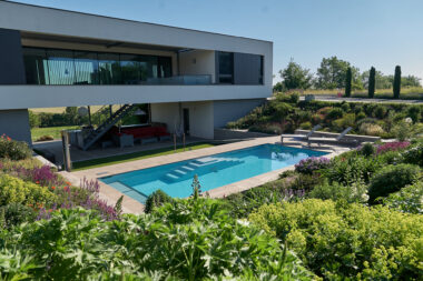 LOFT 1.8 S, der Designpool im Garten